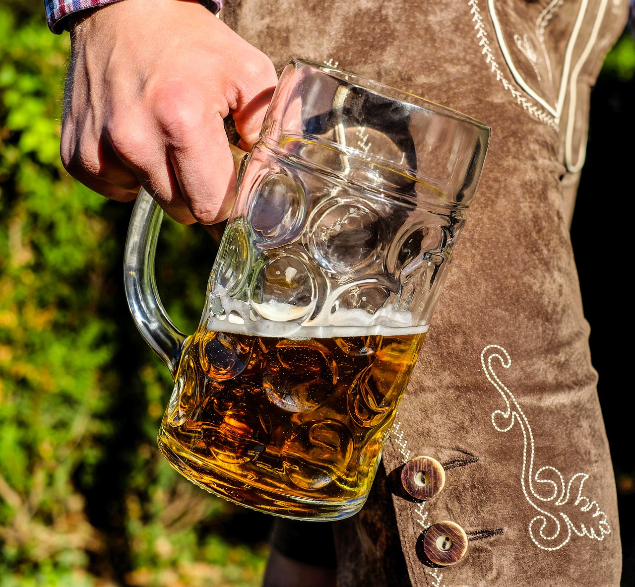 llevando-jarra-cerveza